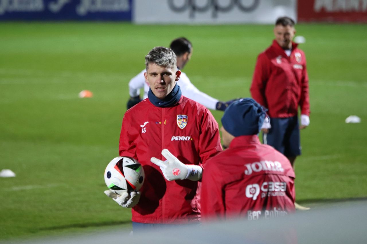 Edi Iordănescu și "tricolorii", chinuiți de frig la antrenamentul oficial de dinaintea meciului cu Irlanda de Nord_15