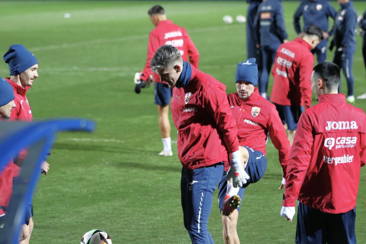 Edi Iordănescu și "tricolorii", chinuiți de frig la antrenamentul oficial de dinaintea meciului cu Irlanda de Nord_17