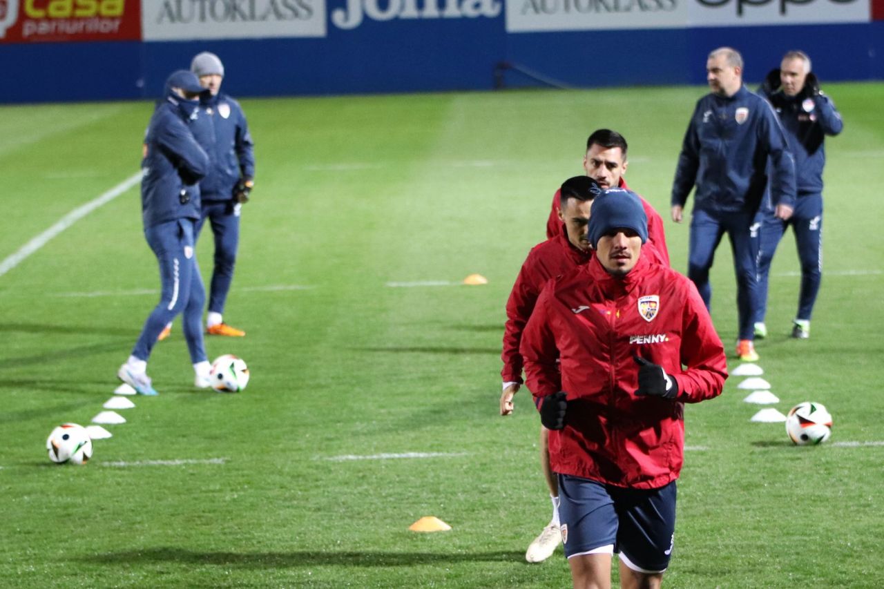 Edi Iordănescu și "tricolorii", chinuiți de frig la antrenamentul oficial de dinaintea meciului cu Irlanda de Nord_27