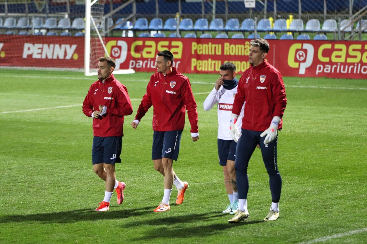 Edi Iordănescu și "tricolorii", chinuiți de frig la antrenamentul oficial de dinaintea meciului cu Irlanda de Nord_6