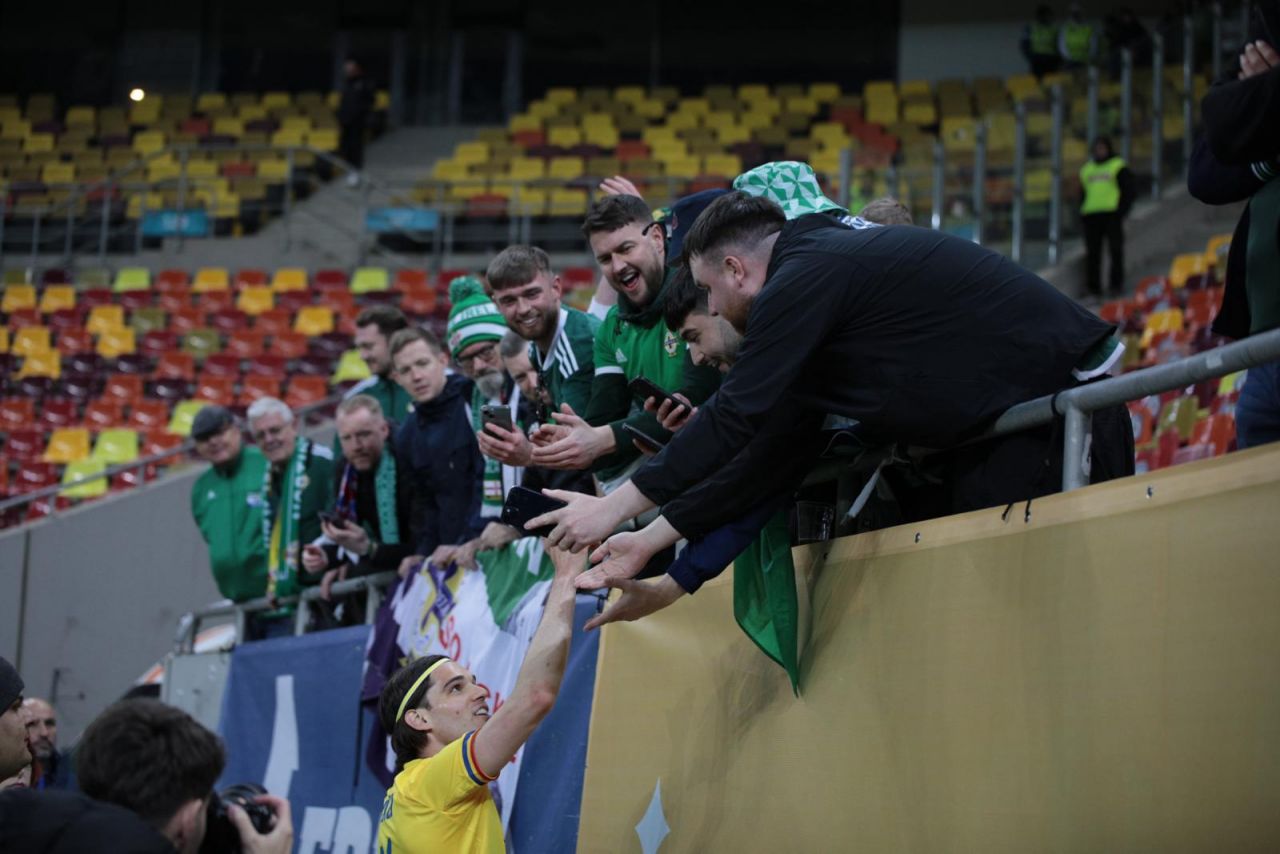 Cum a fost surprins Ianis Hagi la finalul meciului România - Irlanda de Nord + Ce au făcut fanii adversarilor_10
