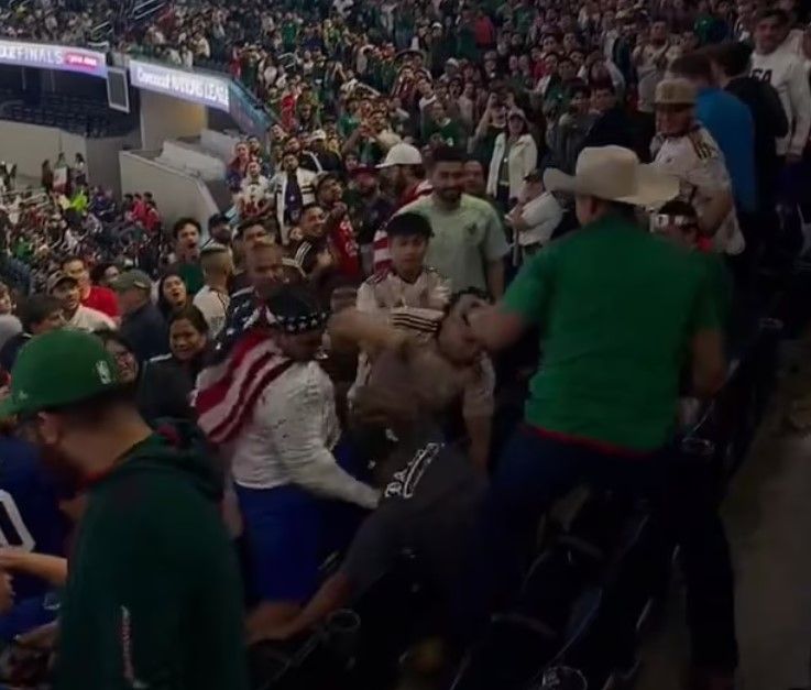 SUA - Mexic, finala Ligii Națiunilor, întrerupt de două ori din cauza bătăii între fani și a scandărilor homofobe! Suporterii mexicani au făcut legea în Texas_2