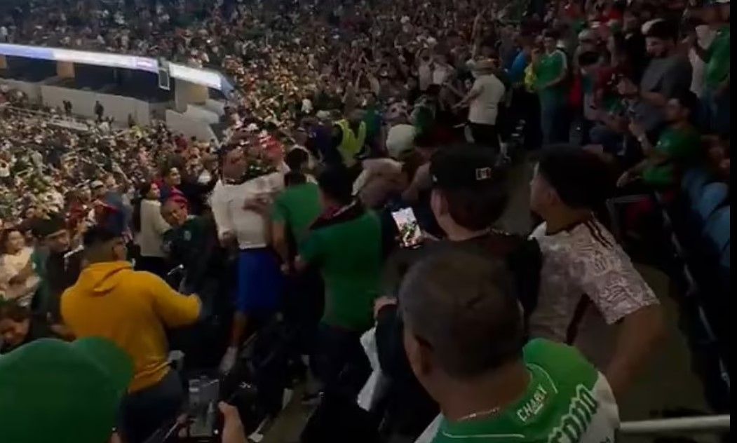 SUA - Mexic, finala Ligii Națiunilor, întrerupt de două ori din cauza bătăii între fani și a scandărilor homofobe! Suporterii mexicani au făcut legea în Texas_3