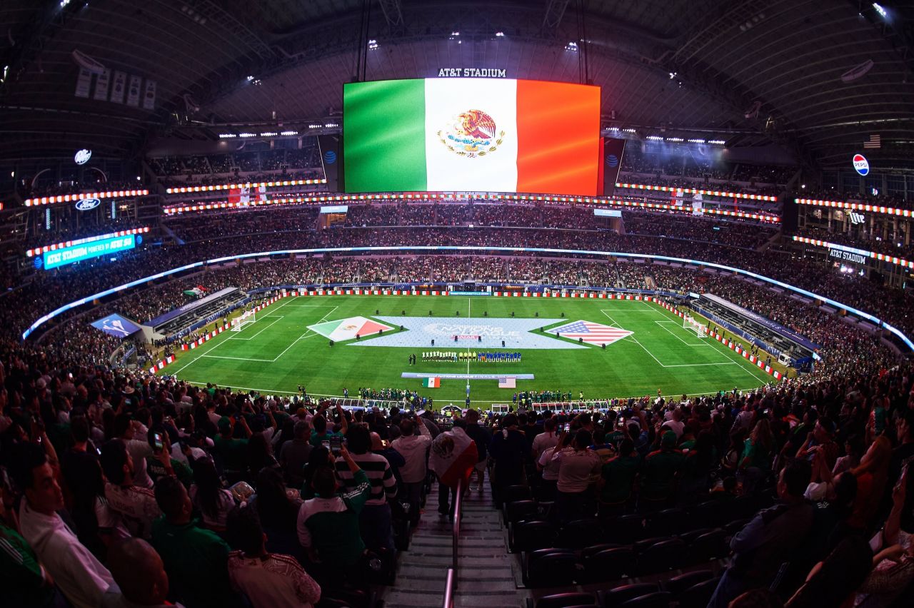 SUA - Mexic, finala Ligii Națiunilor, întrerupt de două ori din cauza bătăii între fani și a scandărilor homofobe! Suporterii mexicani au făcut legea în Texas_8