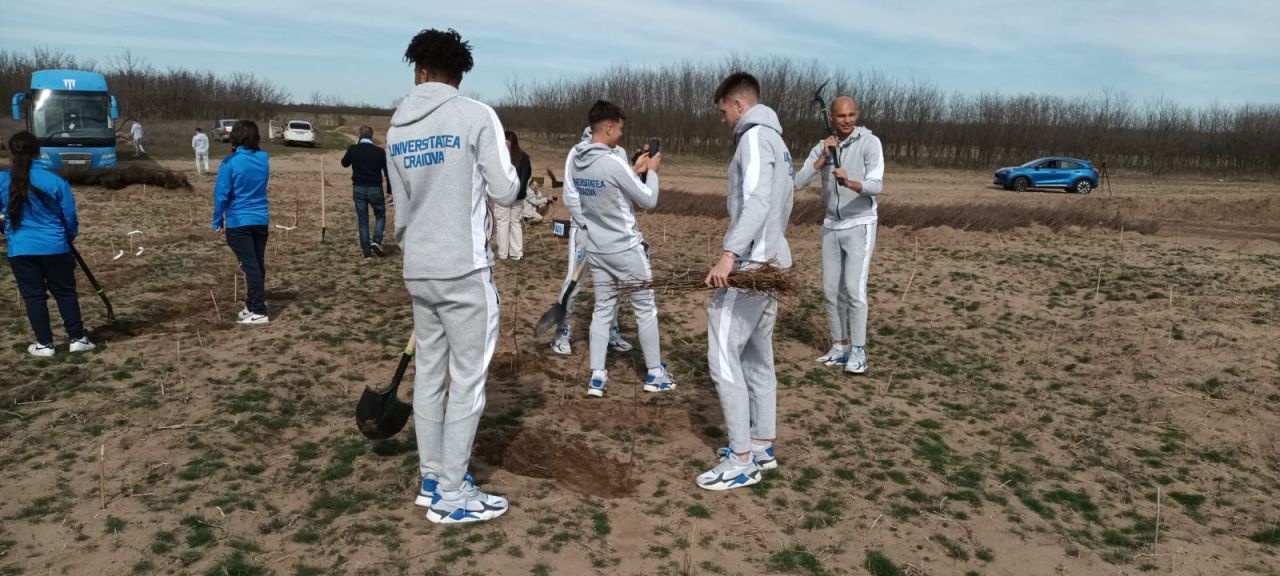 Jucătorii Universității Craiova au ieșit la plantat puieți și au pus gând rău Rapidului: "Cred că s-a relansat lupta la titlu!"_8