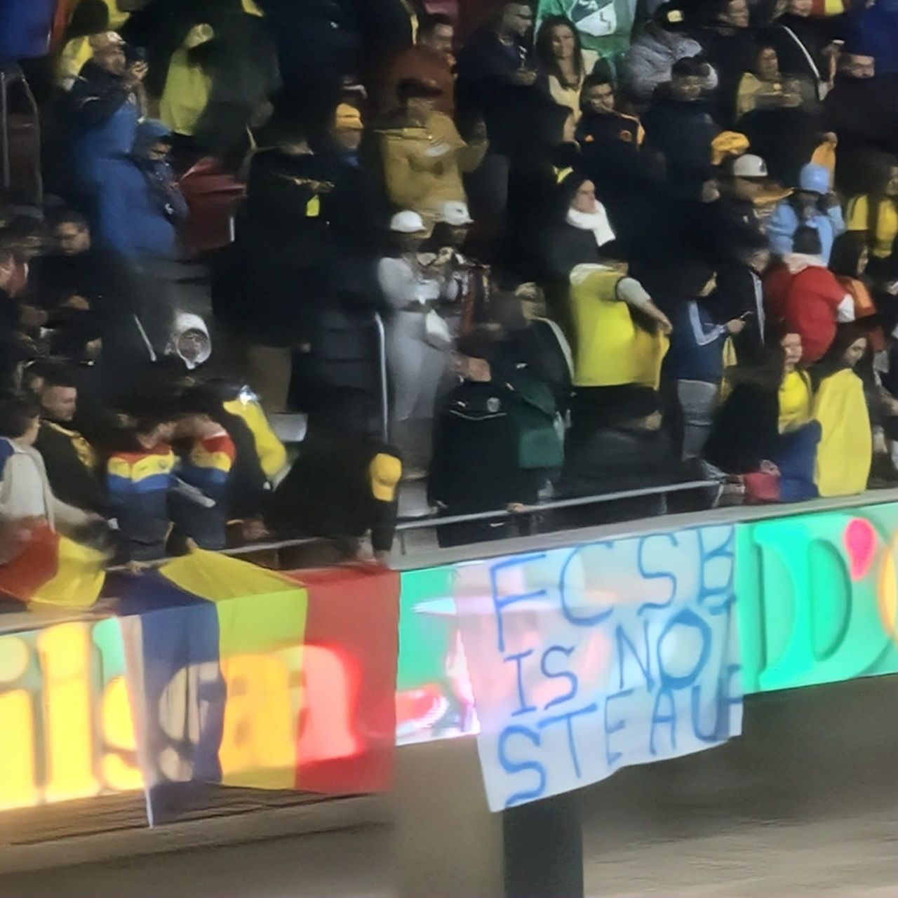 Moment incredibil pe Metropolitano! Cu ce bannere s-au prezentat românii în Madrid_5