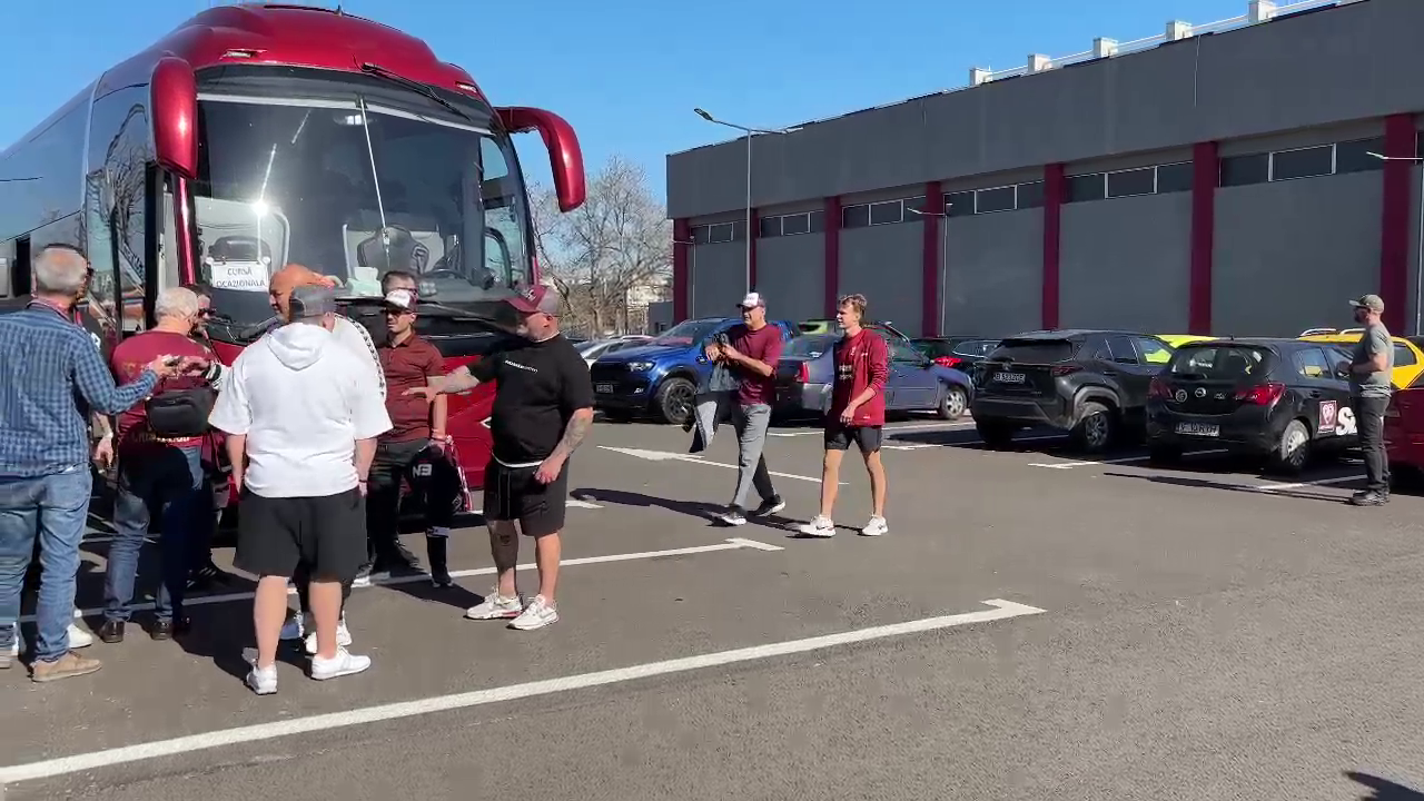 Cum a fost surprins Dan Șucu alături de fanii rapidiști, înainte să facă deplasarea la Craiova_2