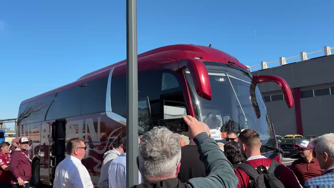 Cum a fost surprins Dan Șucu alături de fanii rapidiști, înainte să facă deplasarea la Craiova_16