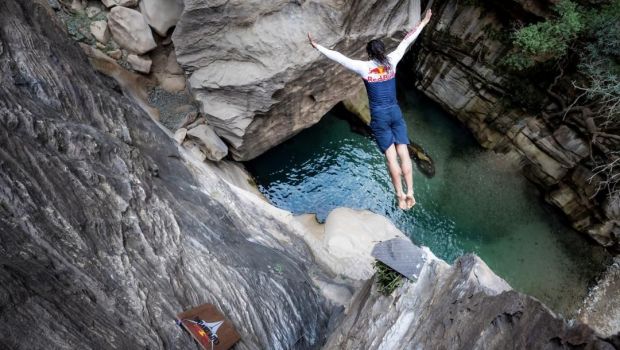
	Cătălin Preda a descoperit locuri unice pentru sărituri în Arabia Saudită. Calendar 2024 Seria Mondială Red Bull Cliff Diving
