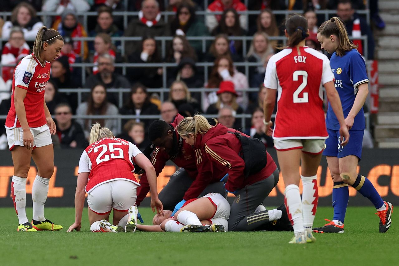 ”Cazul Christian Eriksen”, tras la indigo în fotbalul feminin! O jucătoare a lui Arsenal s-a prăbușit pe teren _1
