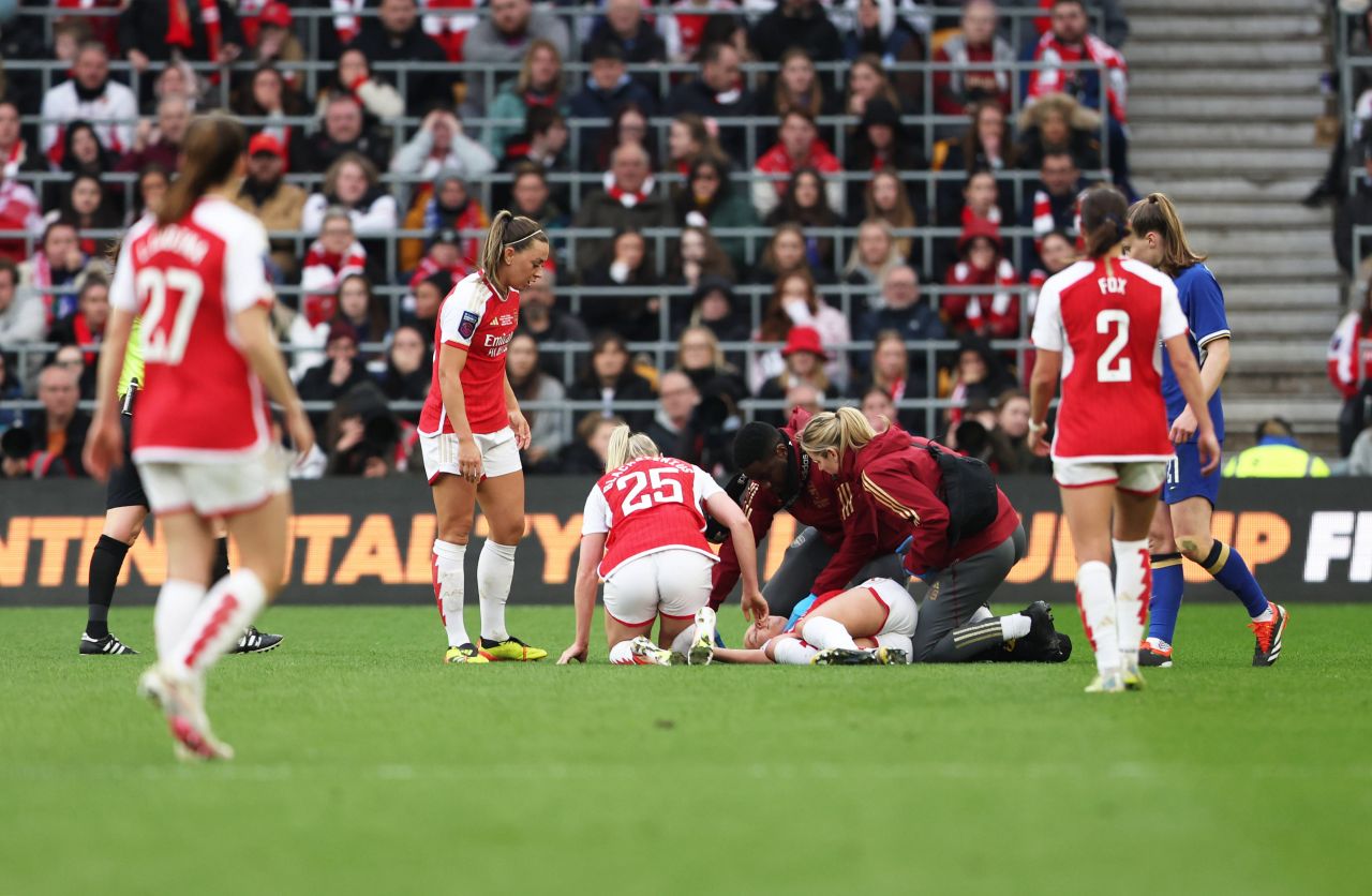 ”Cazul Christian Eriksen”, tras la indigo în fotbalul feminin! O jucătoare a lui Arsenal s-a prăbușit pe teren _14