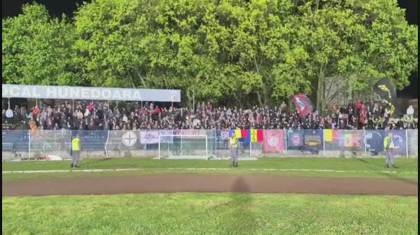 Fanii lui CFR Cluj cer demisia lui Adrian Mutu la meciul cu Corvinul Hunedoara