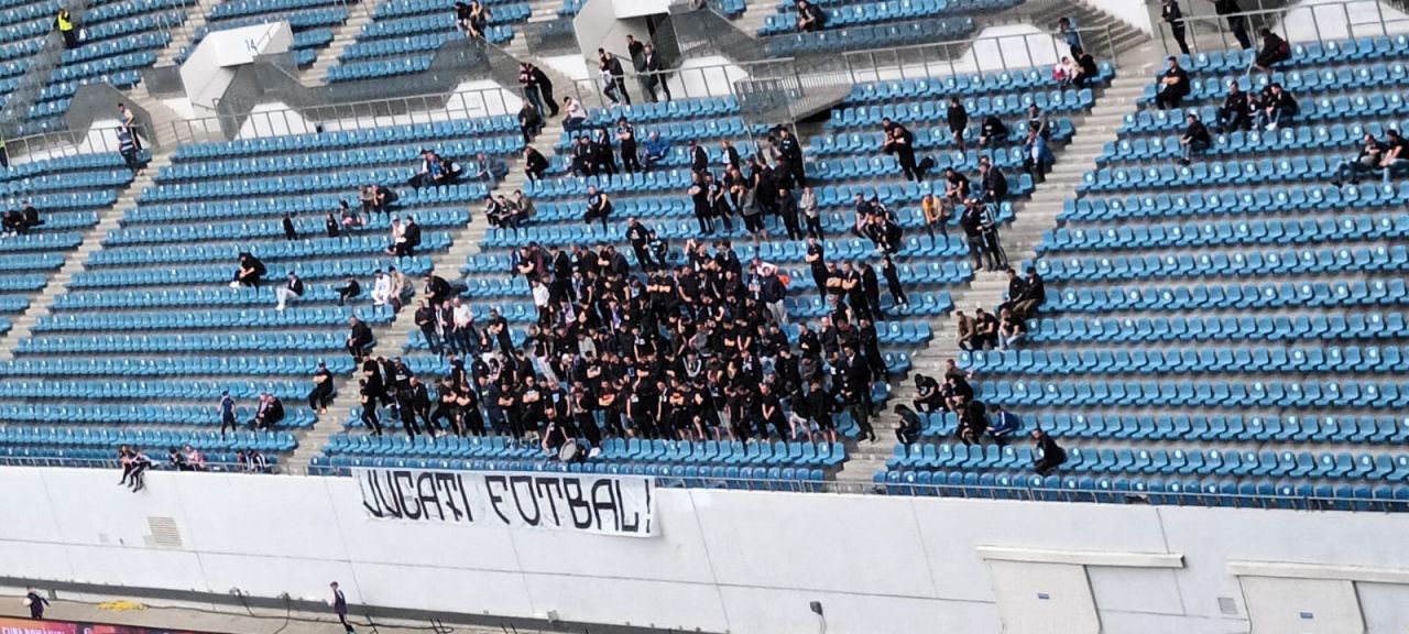 Banner cu venin afișat de fanii lui FCU Craiova la meciul din Cupa României_1