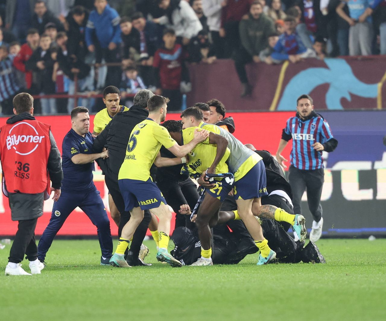 Mai rău ca la Dinamo! Ce sancțiuni a primit Trabzonspor, după incidentul din meciul cu Fenerbahce_3