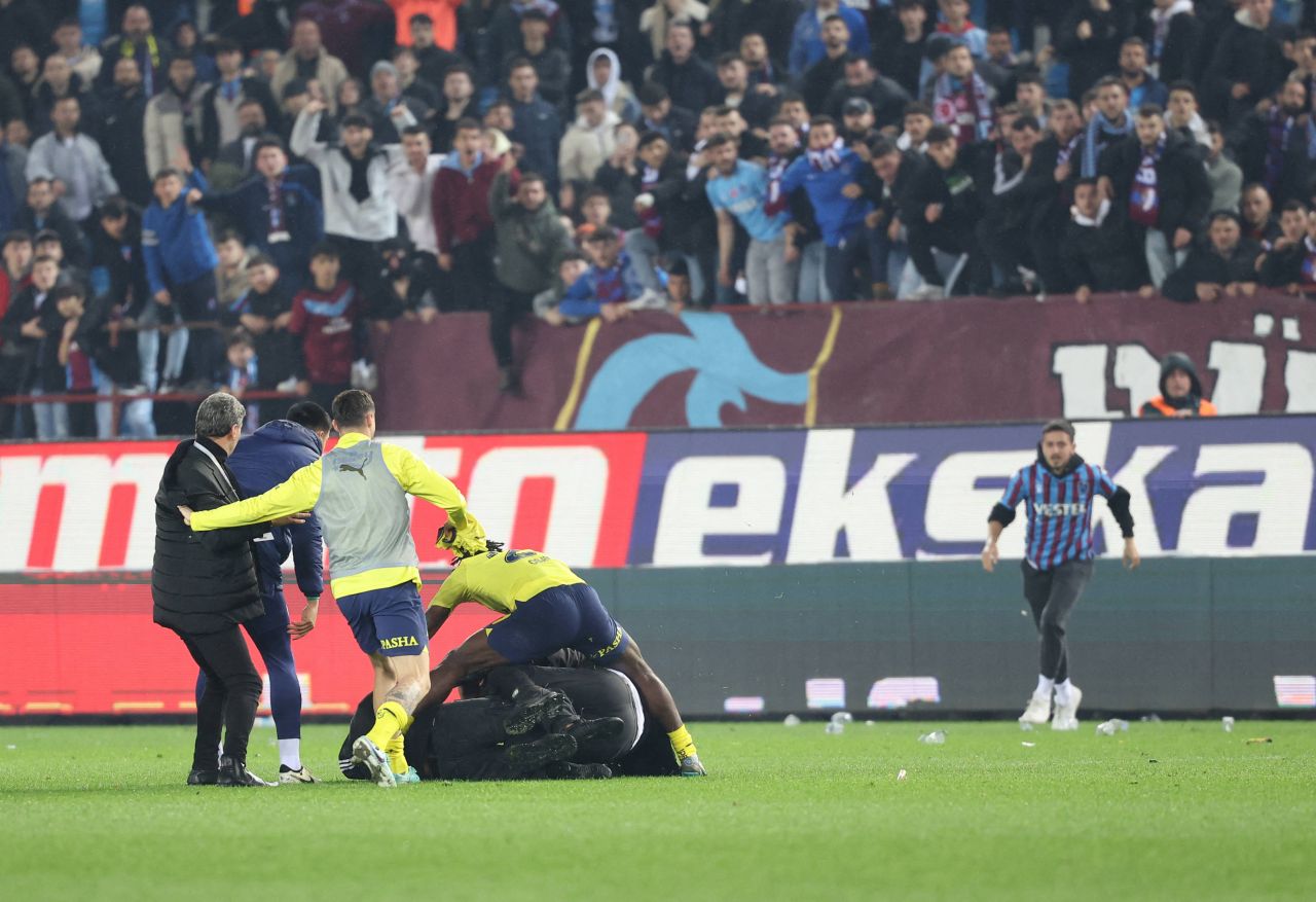 Mai rău ca la Dinamo! Ce sancțiuni a primit Trabzonspor, după incidentul din meciul cu Fenerbahce_5