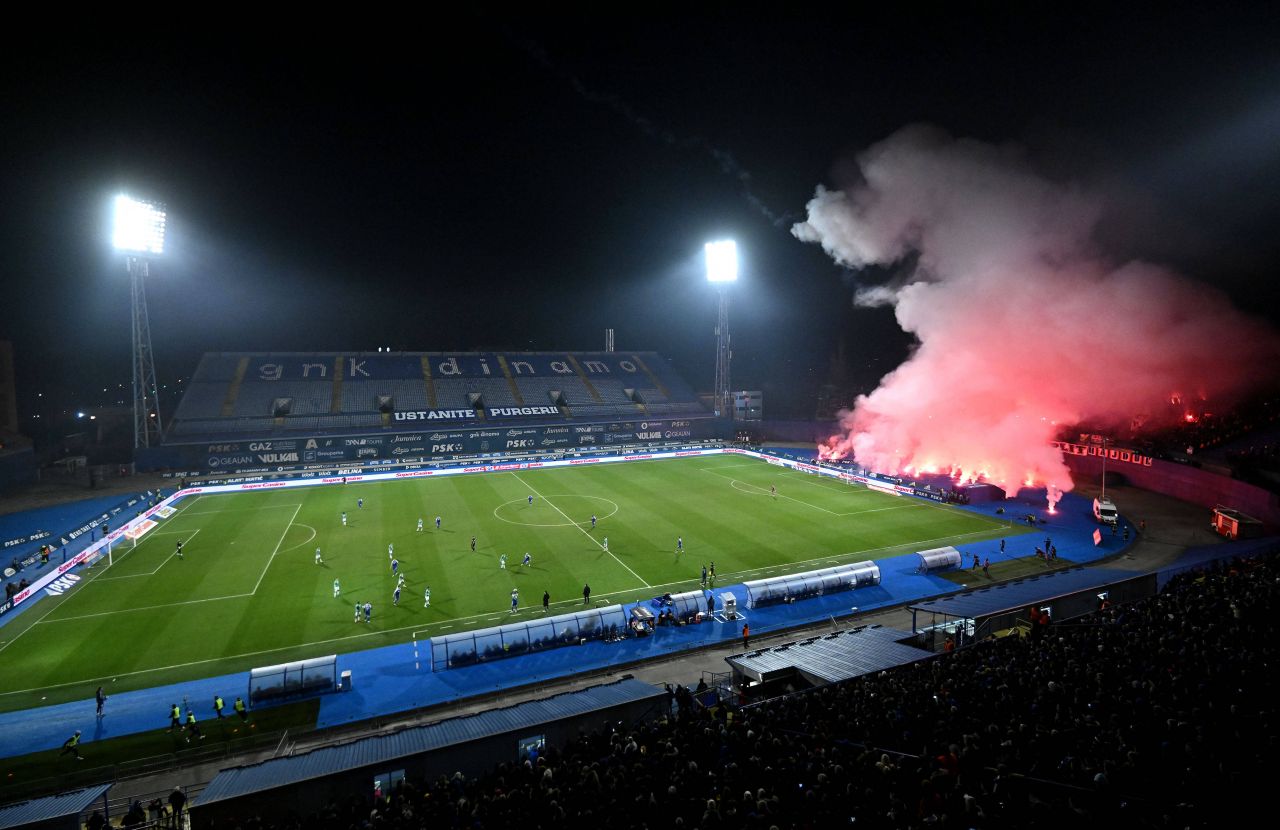 A fost dezastru la Hajduk Split - Dinamo Zagreb! Polițiști răniți, incendii și zeci de suporteri din 'Torcida' și 'Bad Blue Boys' arestați_6