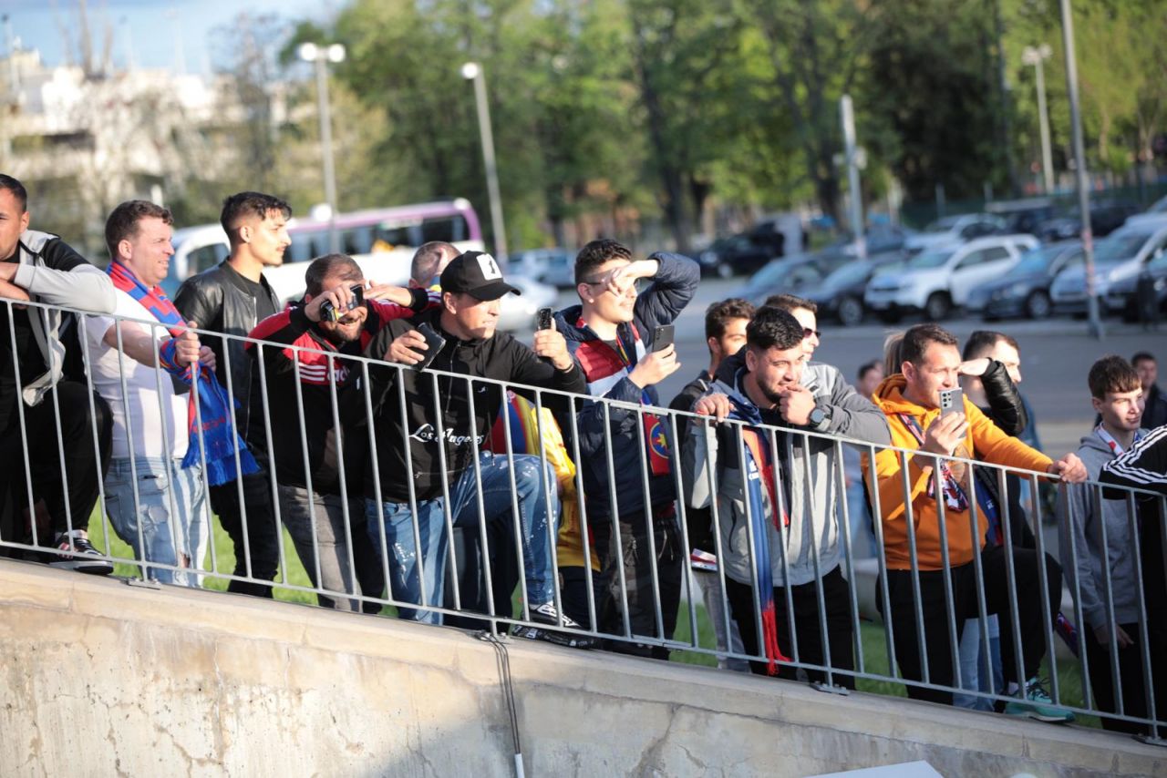Primire ”de gală” pentru FCSB înainte de meciul cu Universitatea Craiova! Jucătorul care a fost ovaționat puternic_9