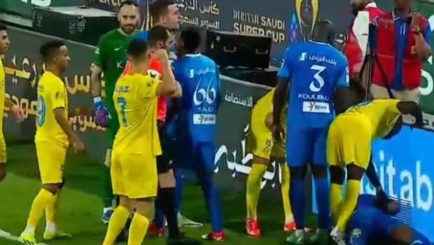 
	Acuzațiile antrenorului lui Al Nassr după ultimul derapaj al lui Cristiano Ronaldo! Portughezul a vrut să îl lovească pe arbitru
