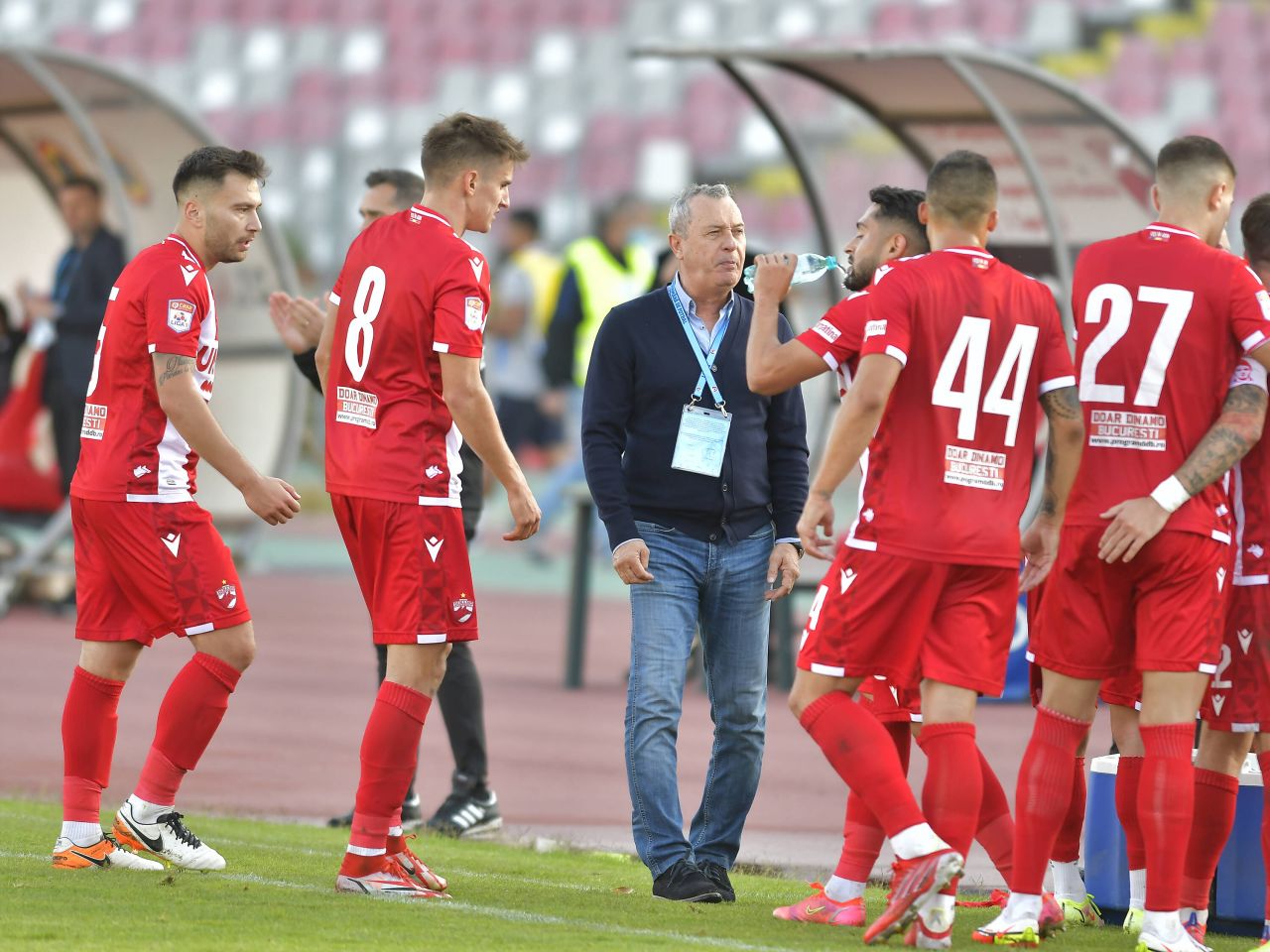 Mesajul superb al lui Dinamo de ziua lui Mircea Rednic, simbolul ”alb-roșu” devenit acum adversar al ”câinilor”_8
