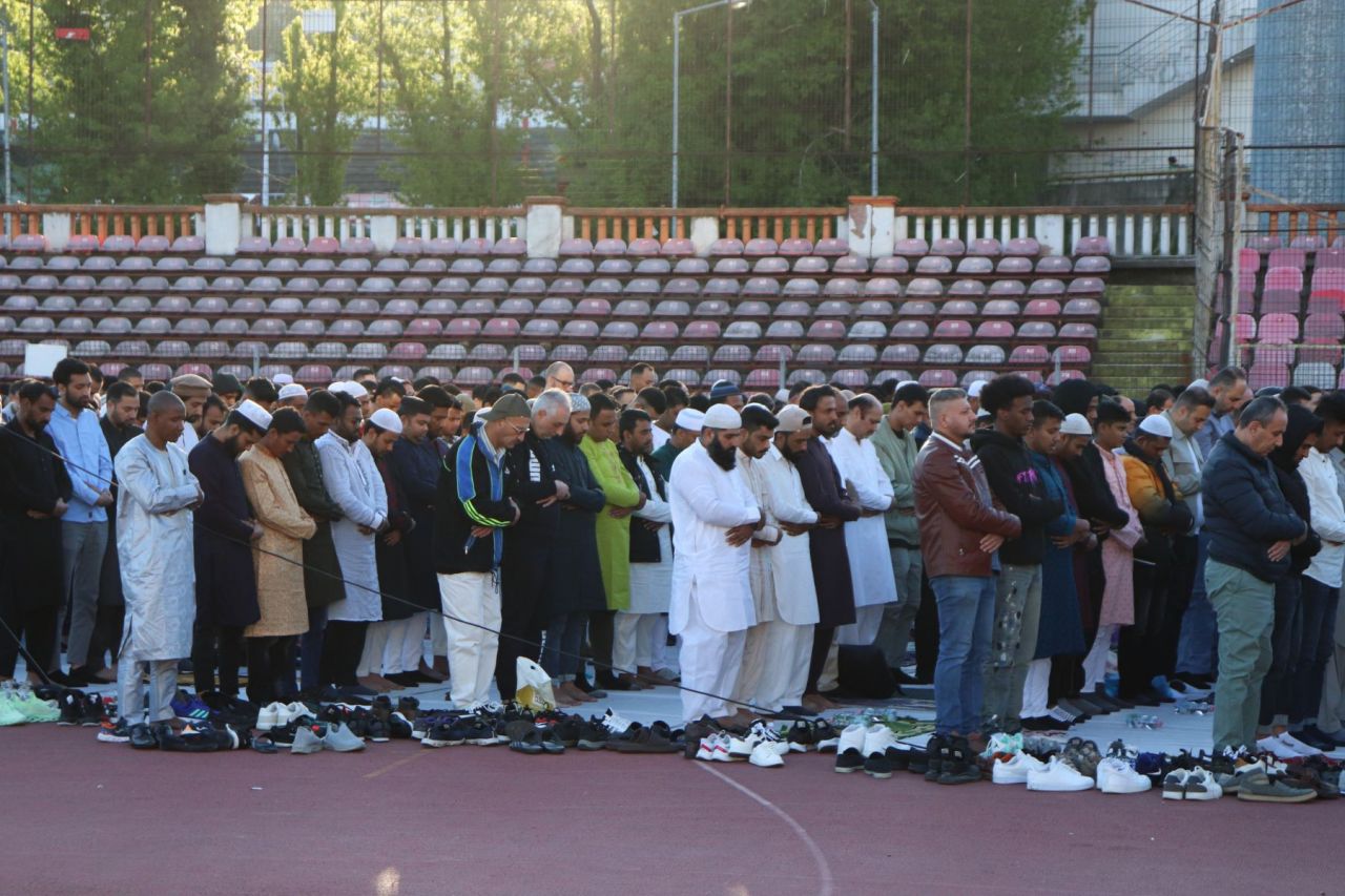 Au venit musulmanii la Dinamo, dar nu vreun șeic miliardar. Ultimul mare eveniment pe vechiul stadion, cu peste 5.000 de oameni _16