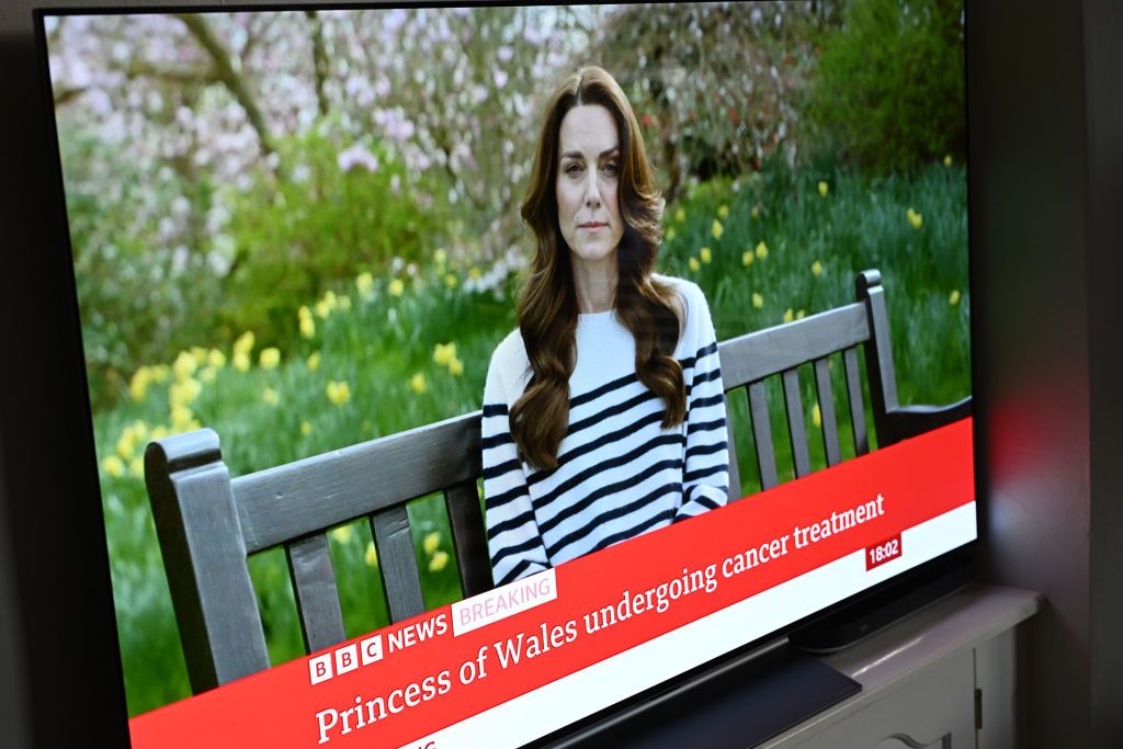 Prima apariție publică a Prințului William după anunțul suferinței lui Kate Middleton. A făcut galerie alături de Prințul George_11