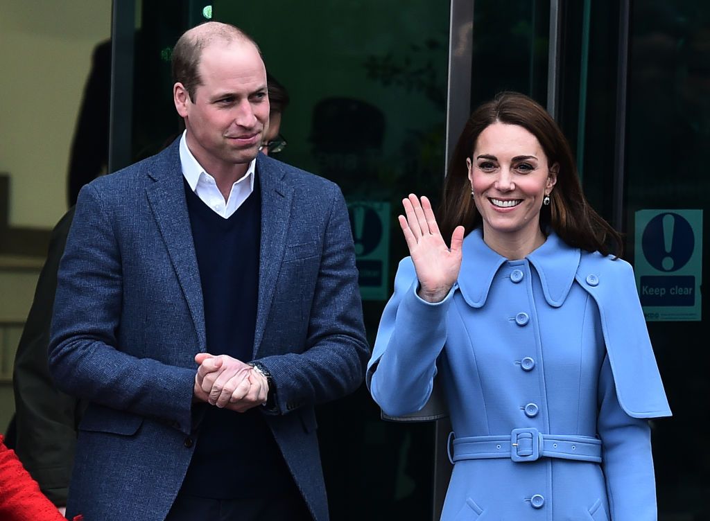Prima apariție publică a Prințului William după anunțul suferinței lui Kate Middleton. A făcut galerie alături de Prințul George_14