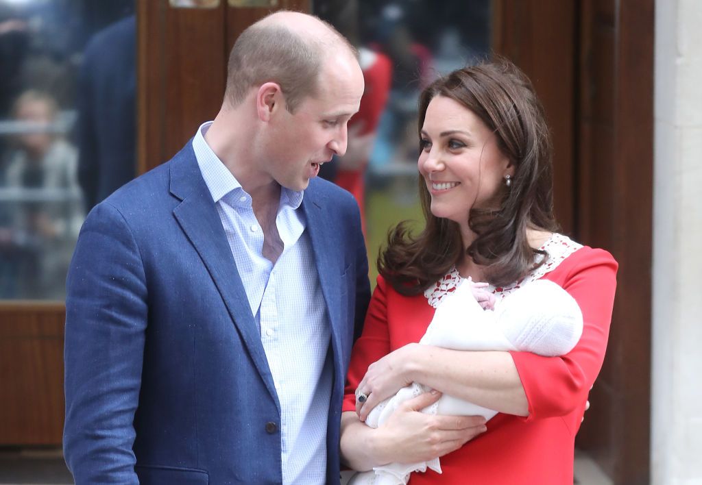 Prima apariție publică a Prințului William după anunțul suferinței lui Kate Middleton. A făcut galerie alături de Prințul George_22