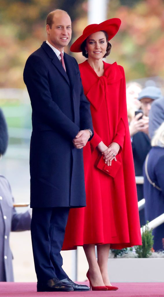 Prima apariție publică a Prințului William după anunțul suferinței lui Kate Middleton. A făcut galerie alături de Prințul George_5