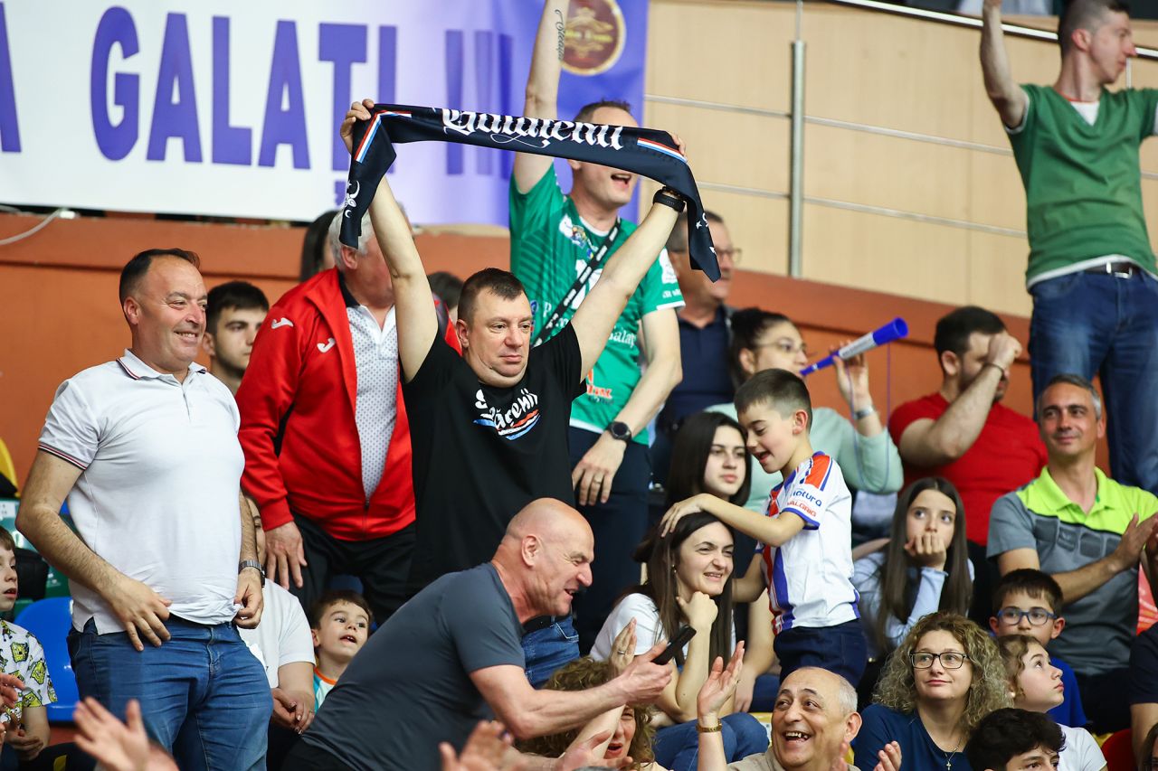 Tensiune maximă pe malul Dunării! Dinamo, susținută de 50 de fani în deplasarea de la Galați_6