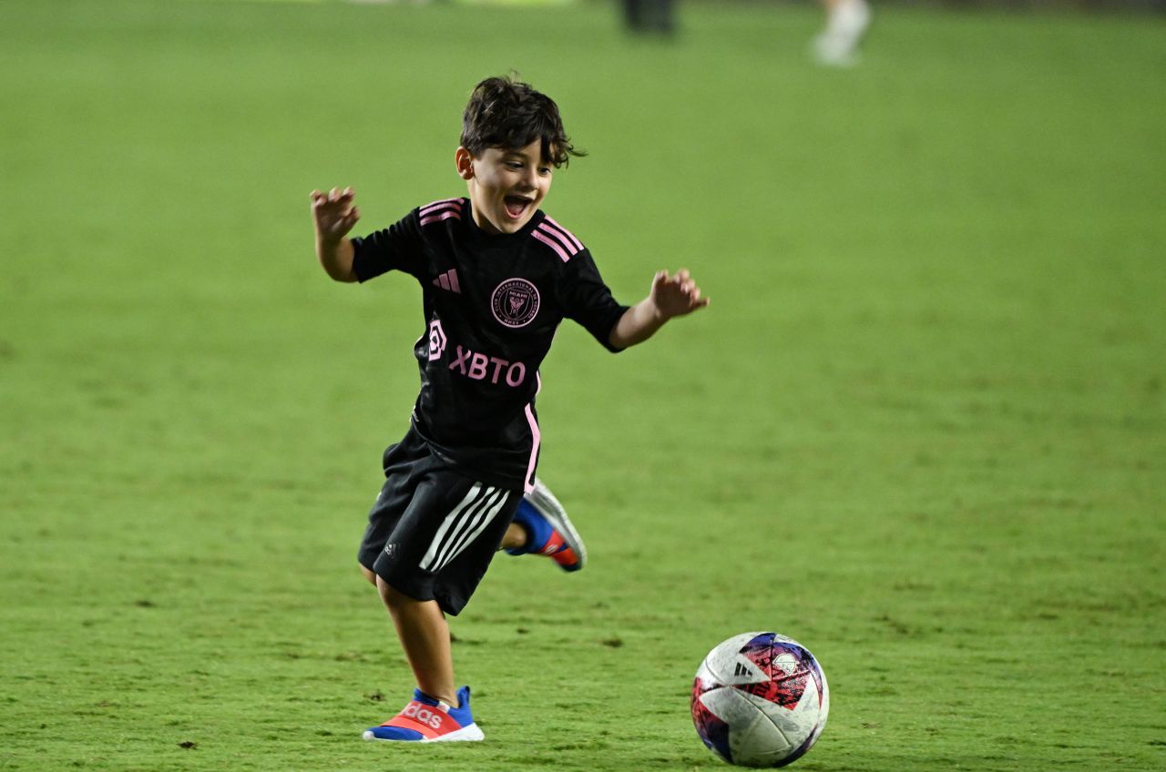 La doar nouă ani, Mateo Messi a înscris 5 goluri într-un meci și a sărbătorit ca tatăl său_1