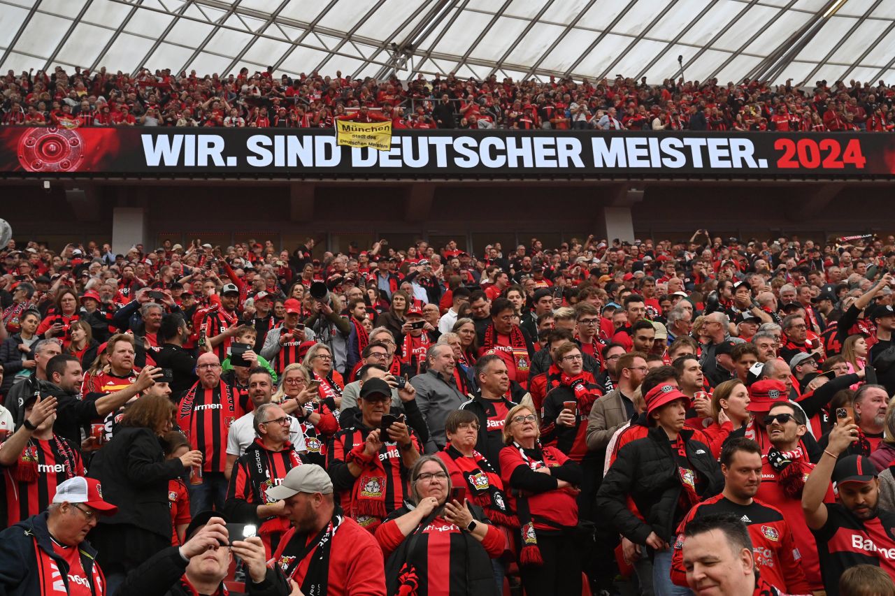 Imaginile bucuriei! Bayer Leverkusen, campioană pentru prima dată în istorie! Fanii au luat cu asalt arena_11
