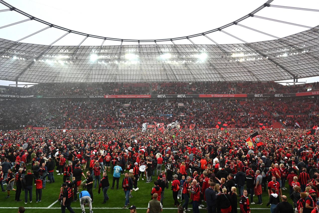 Imaginile bucuriei! Bayer Leverkusen, campioană pentru prima dată în istorie! Fanii au luat cu asalt arena_13