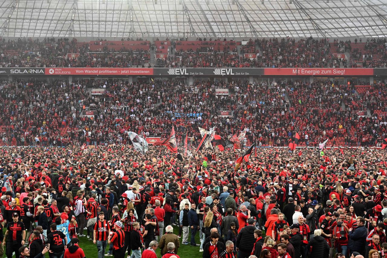 Imaginile bucuriei! Bayer Leverkusen, campioană pentru prima dată în istorie! Fanii au luat cu asalt arena_14