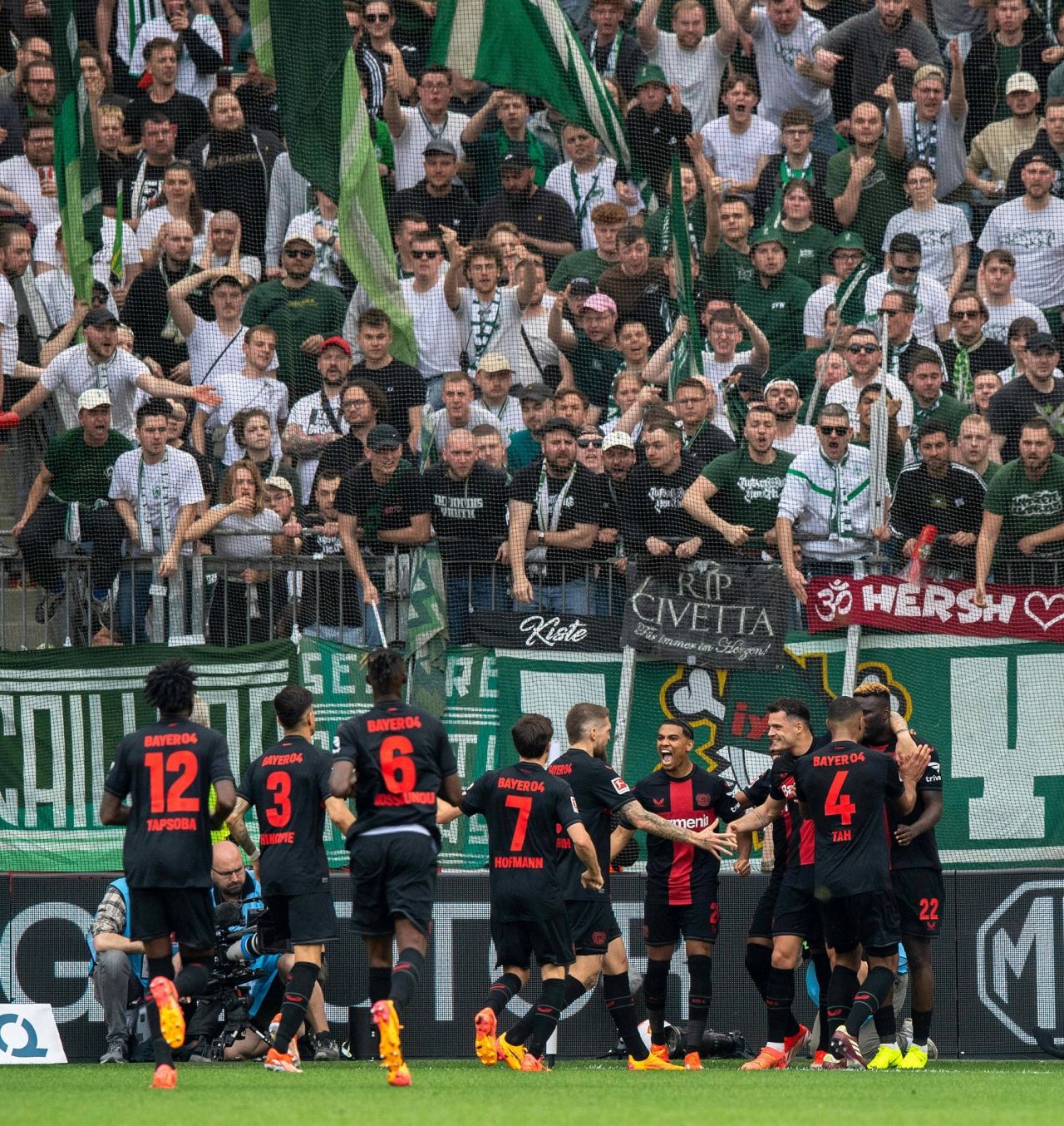 Imaginile bucuriei! Bayer Leverkusen, campioană pentru prima dată în istorie! Fanii au luat cu asalt arena_17
