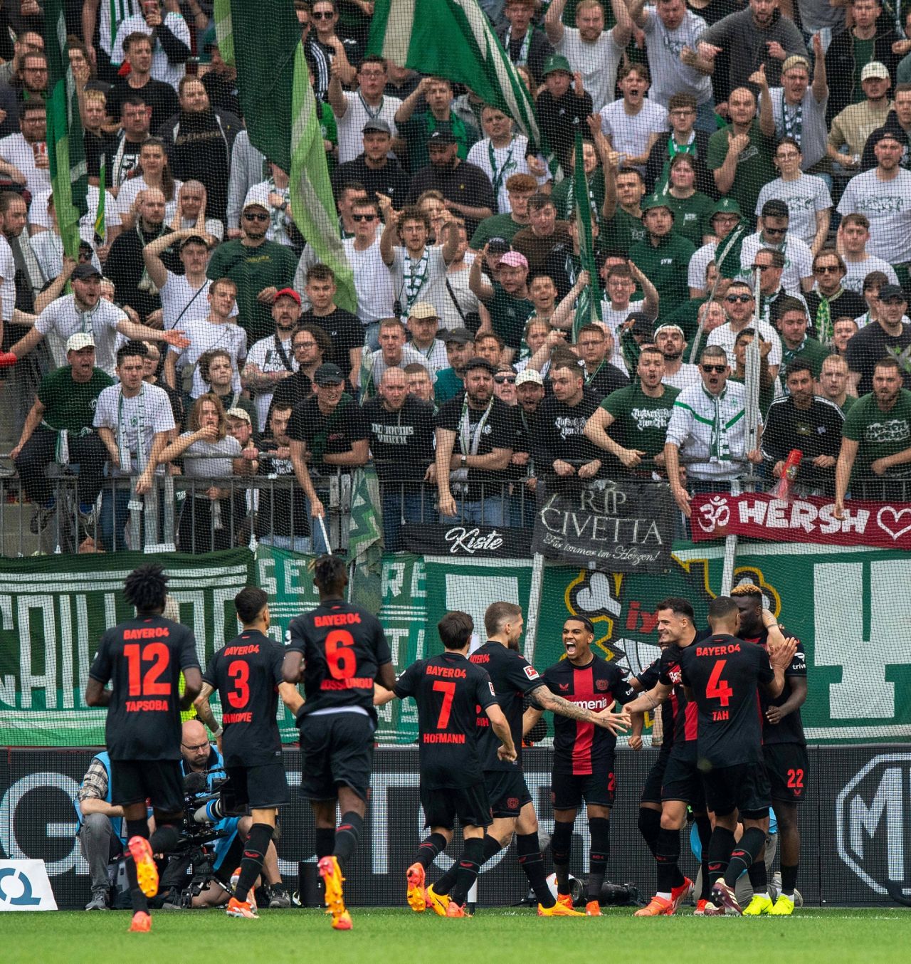 Imaginile bucuriei! Bayer Leverkusen, campioană pentru prima dată în istorie! Fanii au luat cu asalt arena_18
