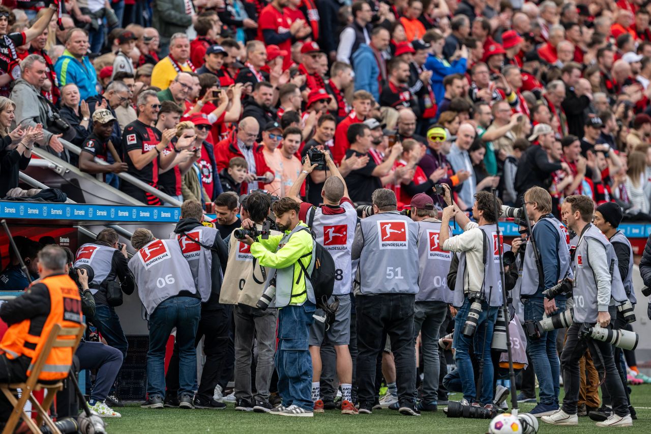 Imaginile bucuriei! Bayer Leverkusen, campioană pentru prima dată în istorie! Fanii au luat cu asalt arena_3