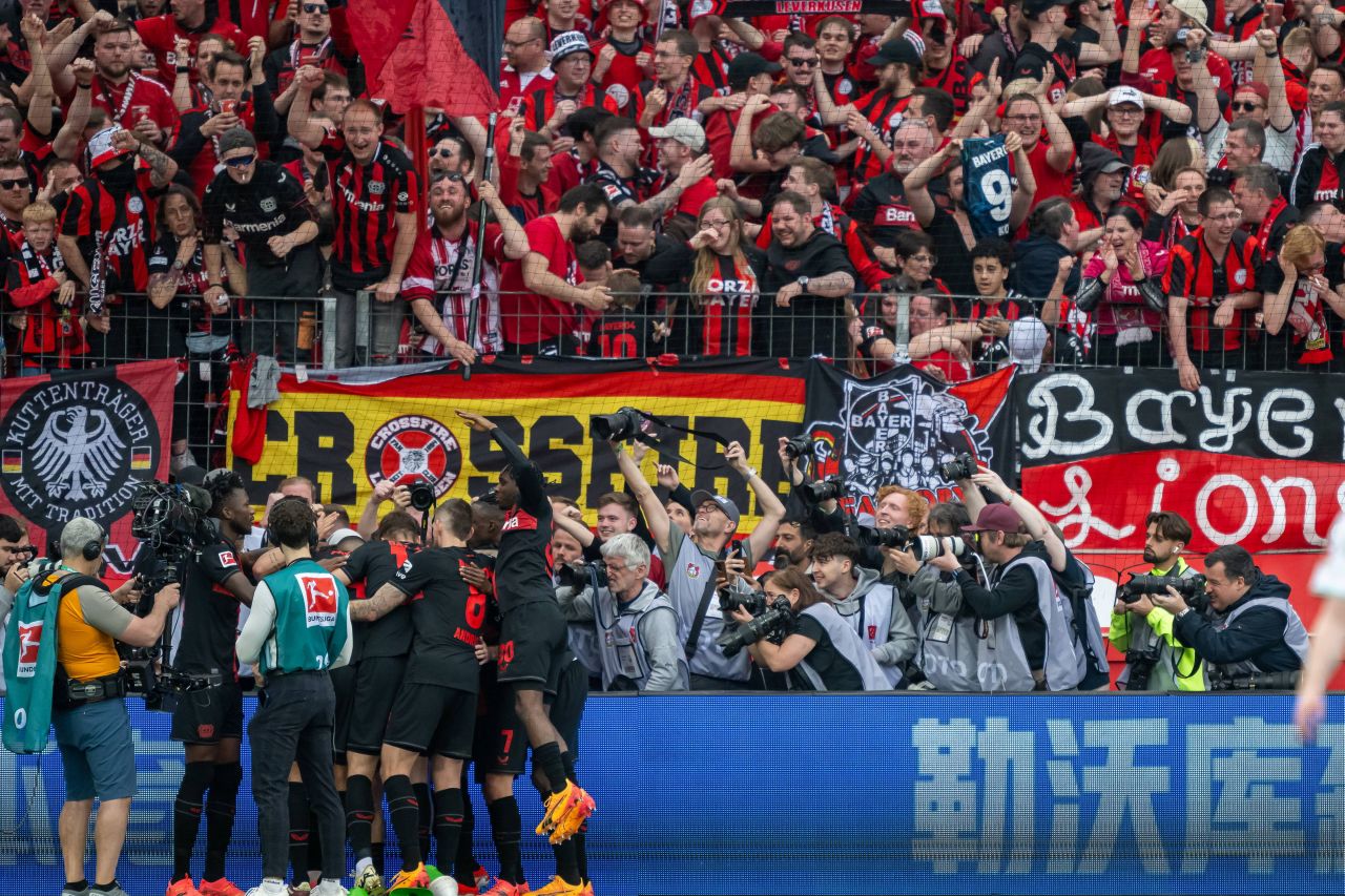 Imaginile bucuriei! Bayer Leverkusen, campioană pentru prima dată în istorie! Fanii au luat cu asalt arena_4