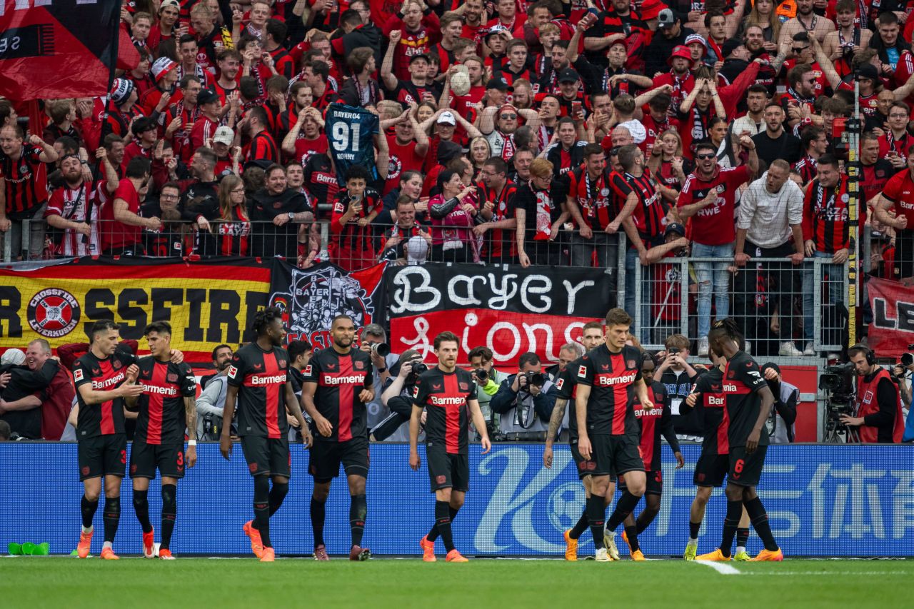 Imaginile bucuriei! Bayer Leverkusen, campioană pentru prima dată în istorie! Fanii au luat cu asalt arena_7
