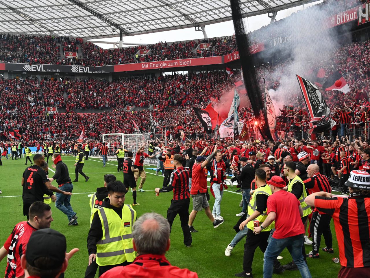 Imaginile bucuriei! Bayer Leverkusen, campioană pentru prima dată în istorie! Fanii au luat cu asalt arena_8