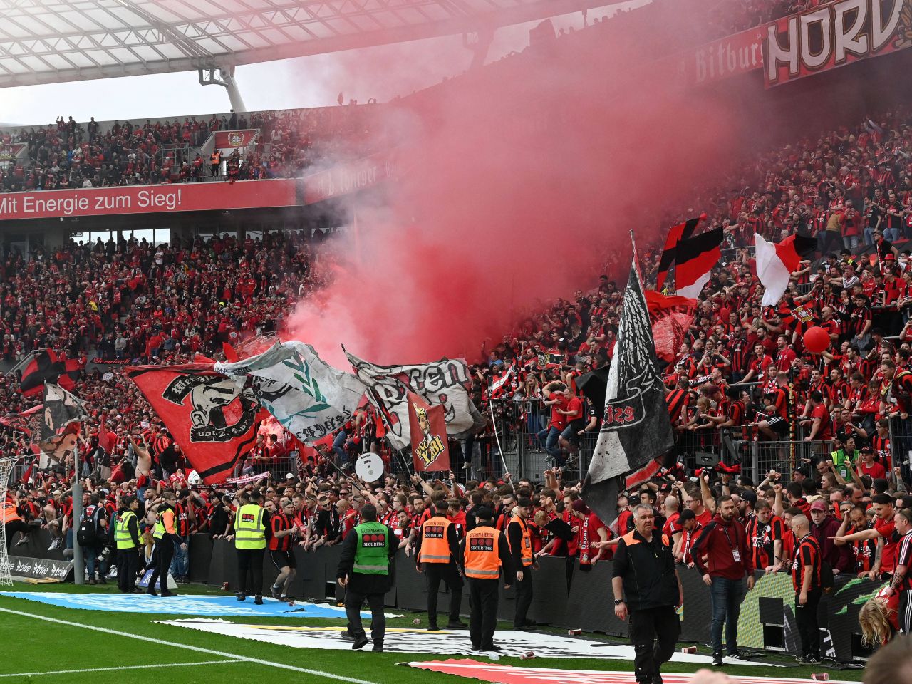 Imaginile bucuriei! Bayer Leverkusen, campioană pentru prima dată în istorie! Fanii au luat cu asalt arena_9