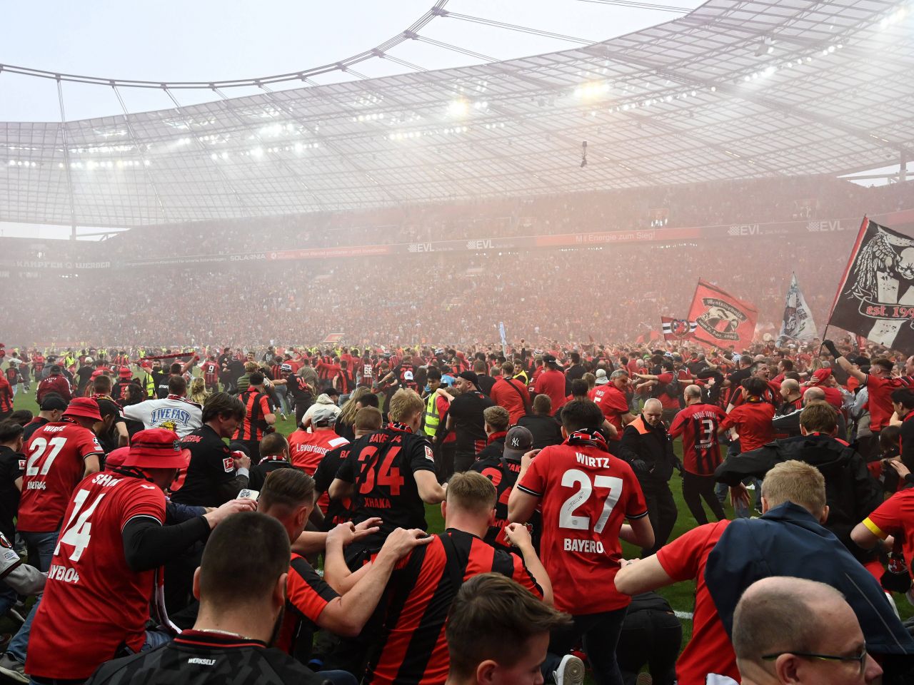 Imaginile bucuriei! Bayer Leverkusen, campioană pentru prima dată în istorie! Fanii au luat cu asalt arena_10