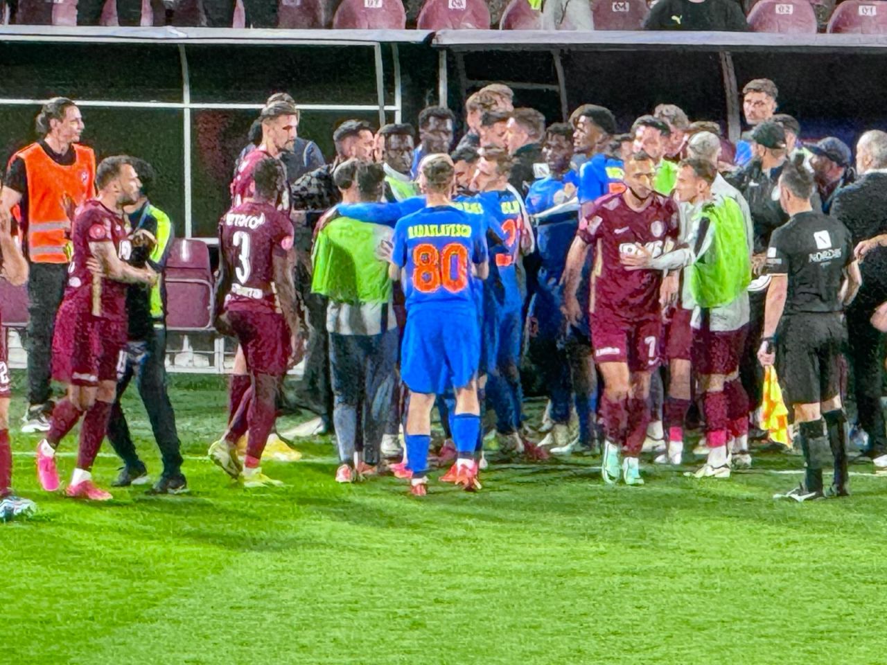 Scandal pe teren la CFR Cluj - FCSB! Jucătorii, aproape de bătaie! Colțescu a scos cartonașul roșu_13