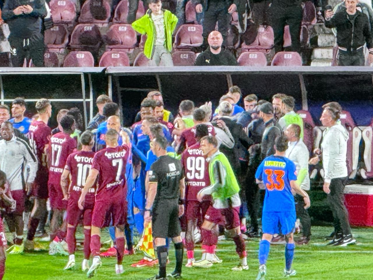 Scandal pe teren la CFR Cluj - FCSB! Jucătorii, aproape de bătaie! Colțescu a scos cartonașul roșu_18