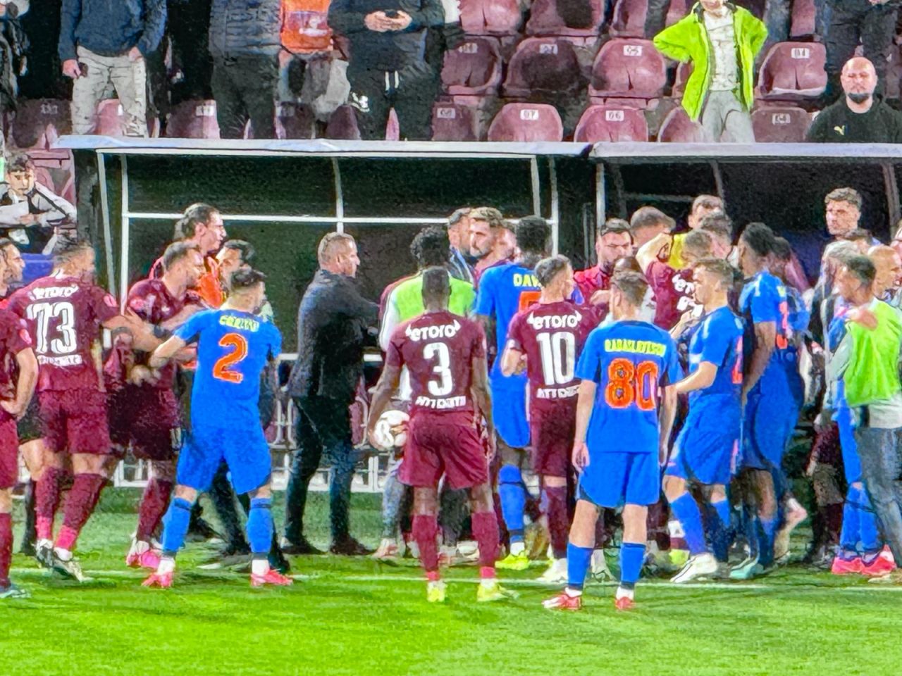 Scandal pe teren la CFR Cluj - FCSB! Jucătorii, aproape de bătaie! Colțescu a scos cartonașul roșu_9