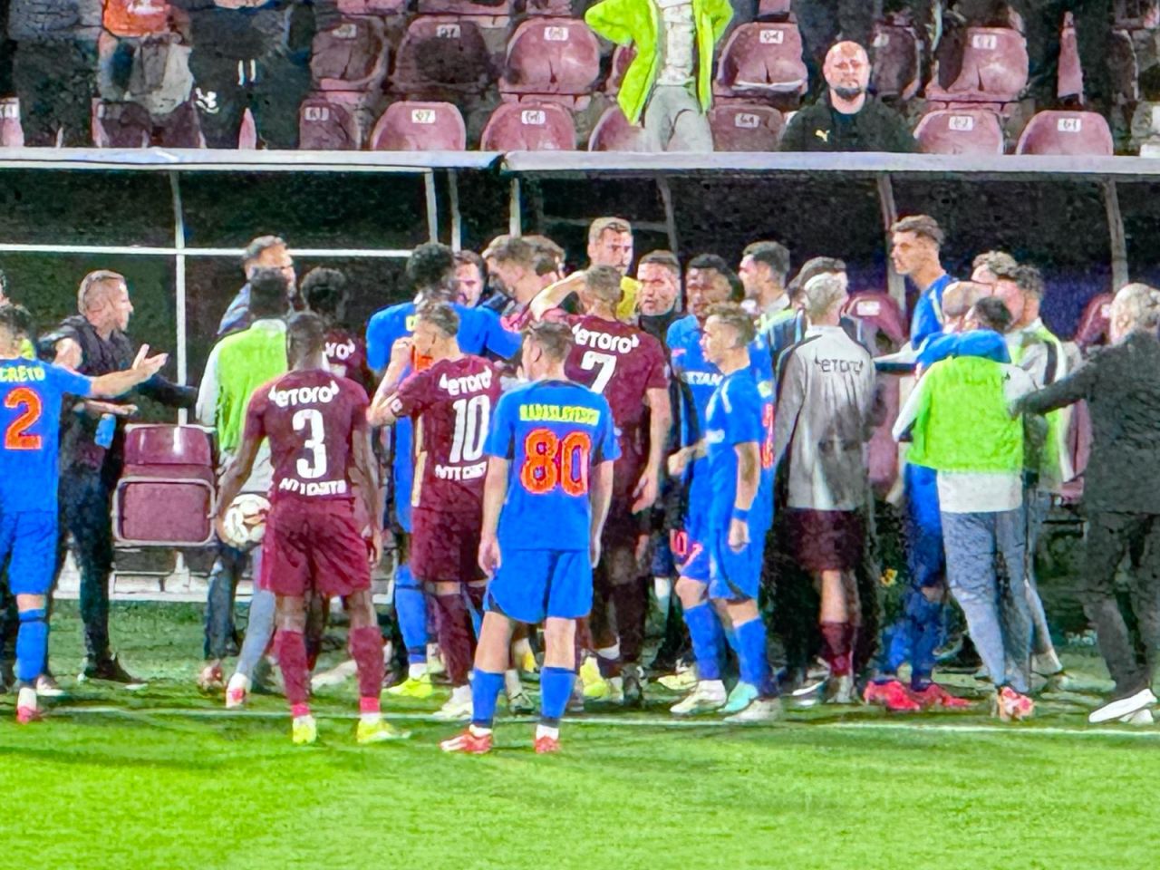 Scandal pe teren la CFR Cluj - FCSB! Jucătorii, aproape de bătaie! Colțescu a scos cartonașul roșu_10