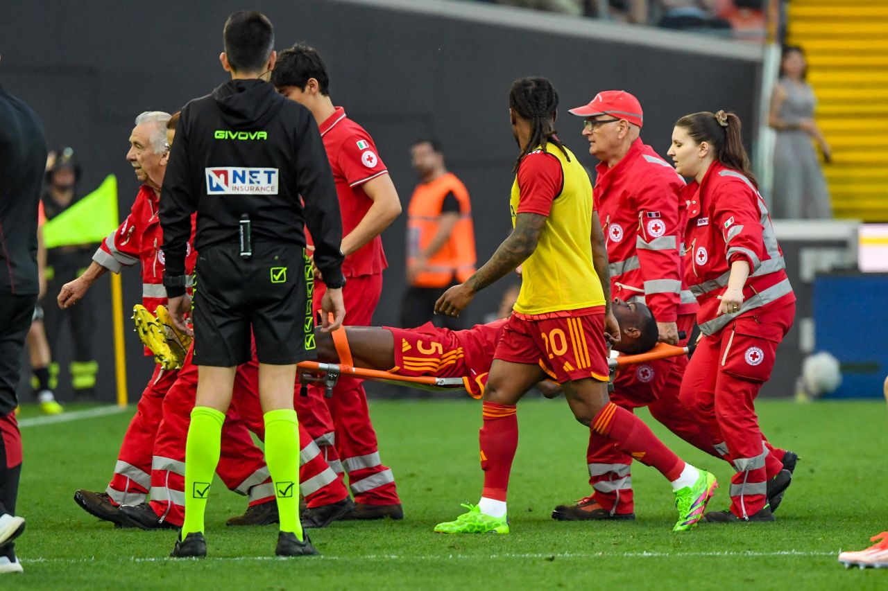 Momente de panică la AS Roma! Prima imagine cu Evan Ndicka după ce a căzut lat pe gazon_7