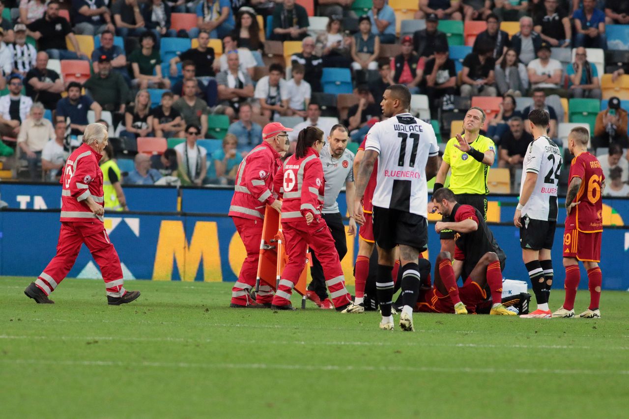 Momente de panică la AS Roma! Prima imagine cu Evan Ndicka după ce a căzut lat pe gazon_8