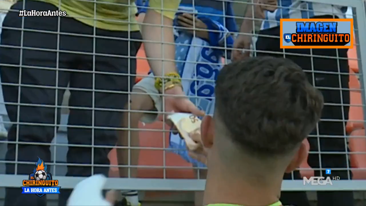 Scene nemaiîntâlnite în fotbalul spaniol! Un jucător i-a vândut tricoul unui suporter pentru 50 de euro: ”Clubul ne taxează!”_8