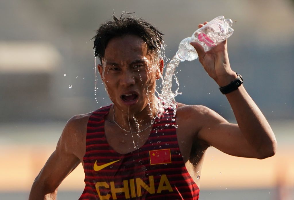 "Blat" la atletism! Trei alergători africani au lăsat un chinez să câștige o cursă de semimaraton_1