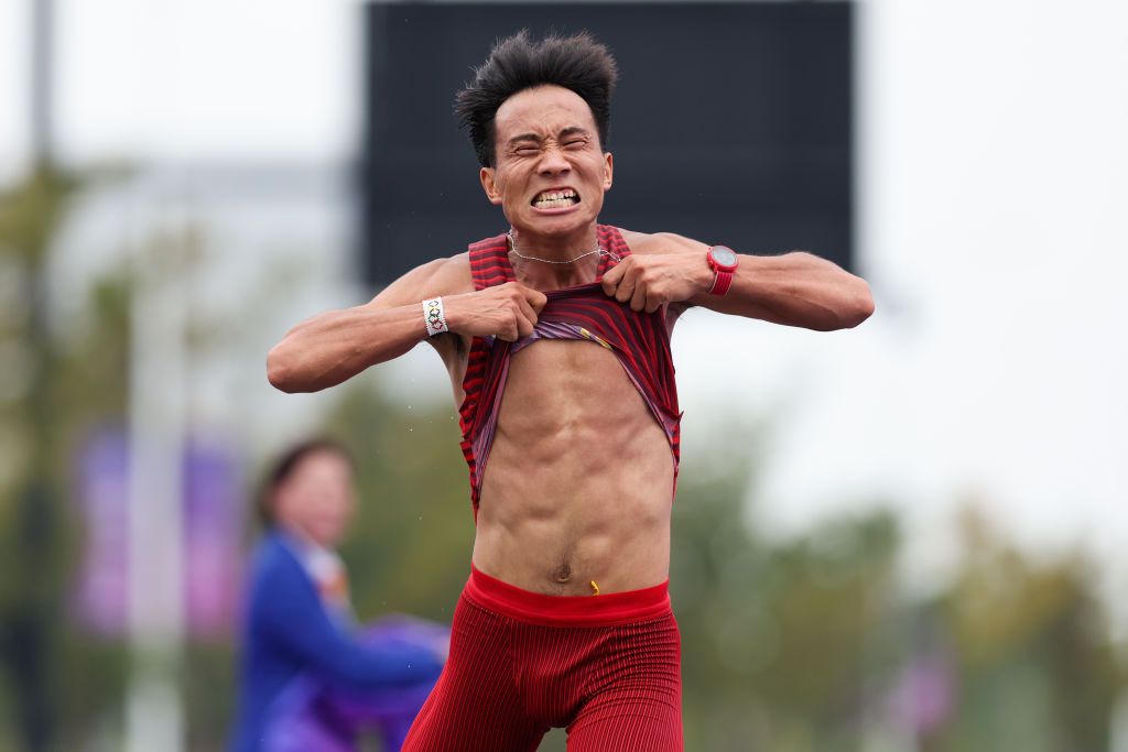 "Blat" la atletism! Trei alergători africani au lăsat un chinez să câștige o cursă de semimaraton_2